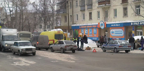 В Екатеринбурге иномарка вылетела на тротуар, протаранив группу пешеходов: один человек скончался на месте, у двоих – страшные переломы