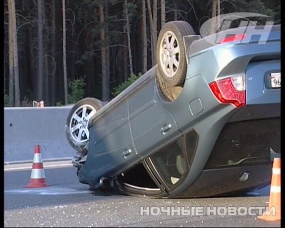 Снова жуткая авария на Новокольцовском тракте. Водитель иномарки уснул за рулем. Машина опрокинулась на крышу 