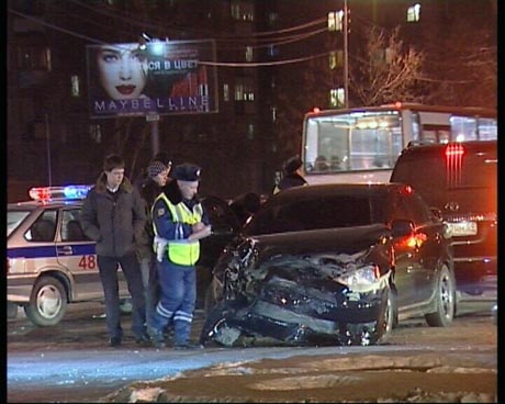 В Екатеринбурге на одной из улиц было парализовано движение. Постарались нетрезвый гонщик и упрямые водители иномарок 