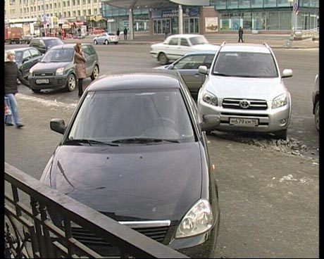 Чего только не бывает! В Екатеринбурге автоледи занесло на ровном месте. В результате дама «вытолкала» на крыльцо «Мытного двора» «Ладу Приору» 