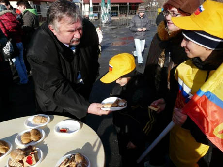 В Кургане отметили день рождения детища Сергея Миронова. Кормили сладостями, пирогами. Закончился праздник танцами пенсионеров