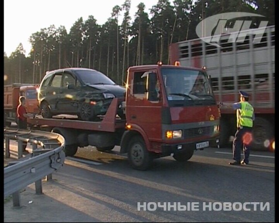 Снова жуткая авария на Новокольцовском тракте. Водитель иномарки уснул за рулем. Машина опрокинулась на крышу 