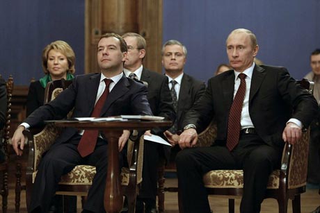 Медведев в день съезда единороссов совместил приятное с полезным. Воспользовавшись моментом, он прошелся по музеям малой родины 