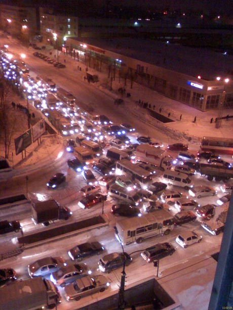 Пробки в екатеринбурге сейчас. Пробки Уралмаш. Пробки в Екатеринбурге на Уралмаше. Пробки в Екатеринбурге фото. Пробки вечернего Екатеринбург.