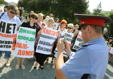 Оставьте нас в покое! В Челябинске на акцию протеста вышли торговцы пивом. Власти: «А народу не нравится, что вы в их дворах пивом торгуете!»