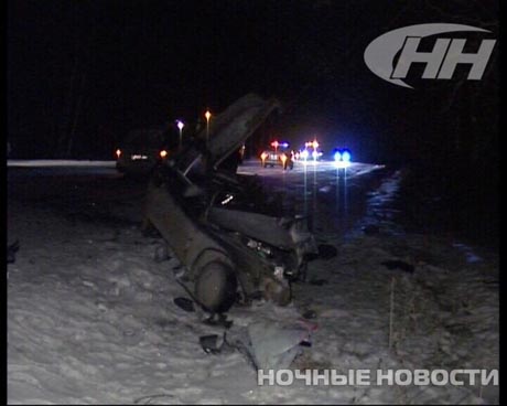 Свободный полет. Под Екатеринбургом внедорожник протаранил три автомобиля. Чтобы достать одного из водителей спасателям пришлось срезать крышу машины 