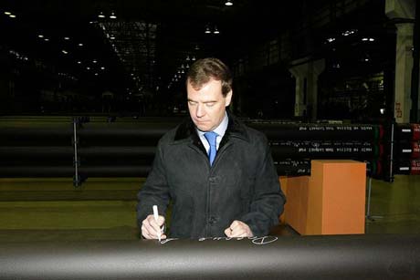 Дмитрий Медведев съездил на завод Пумпянского: посмотрел новинки и написал пару слов… на трубе 