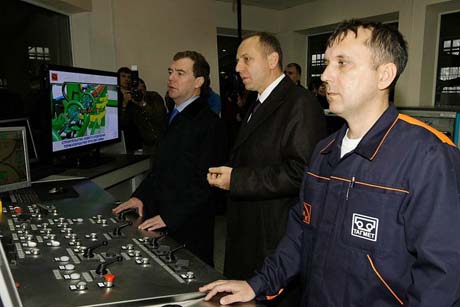 Дмитрий Медведев съездил на завод Пумпянского: посмотрел новинки и написал пару слов… на трубе 