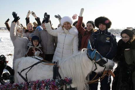 «Детский» день у супругов Медведевых. Впечатлений – море: лошади, медведь, фотографии, стрельба конной милиции и… Николай Валуев 
