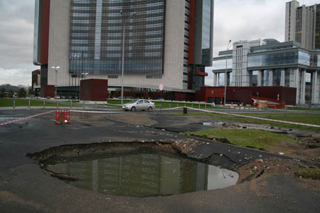 Злой рок. Hyatt в Екатеринбурге продолжают преследовать неудачи: гламурное мероприятие в гостинице закончилось эвакуацией 380 человек. Людей спасали пожарный и служба безопасности отеля