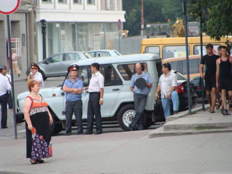 Акция «несогласных» в Екатеринбурге все больше походит на акцию тихих «солидарных»: ее участники предлагают молчать, так как воевать все равно не с кем