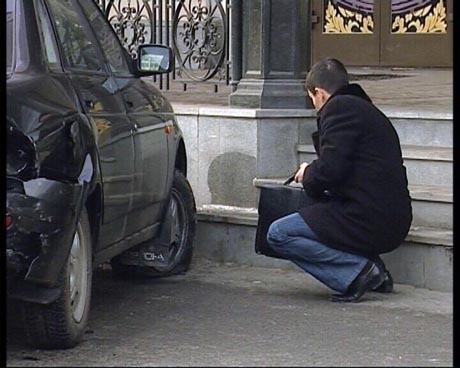 Чего только не бывает! В Екатеринбурге автоледи занесло на ровном месте. В результате дама «вытолкала» на крыльцо «Мытного двора» «Ладу Приору» 