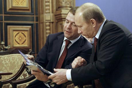 Медведев в день съезда единороссов совместил приятное с полезным. Воспользовавшись моментом, он прошелся по музеям малой родины 