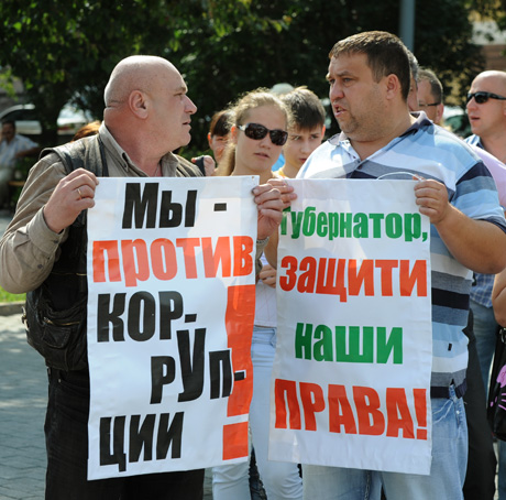 Оставьте нас в покое! В Челябинске на акцию протеста вышли торговцы пивом. Власти: «А народу не нравится, что вы в их дворах пивом торгуете!»