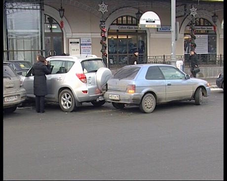 Чего только не бывает! В Екатеринбурге автоледи занесло на ровном месте. В результате дама «вытолкала» на крыльцо «Мытного двора» «Ладу Приору» 