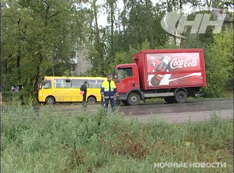 Серьезная авария в Екатеринбурге: грузовик компании Coca-Cola на всем ходу влетел в маршрутку с пассажирами