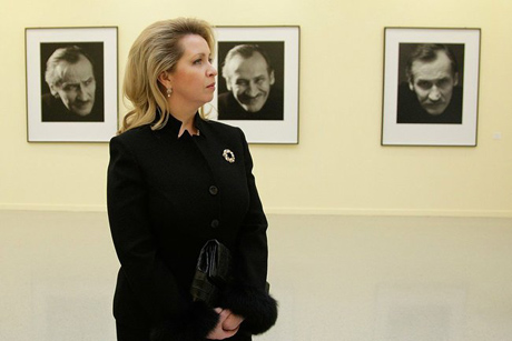 Нелегкие, но гламурные будни. Светлана Медведева встретилась с первой леди Абхазии и посетила выставку старого знакомого - портретиста Шерон Стоун и Владимира Путина 