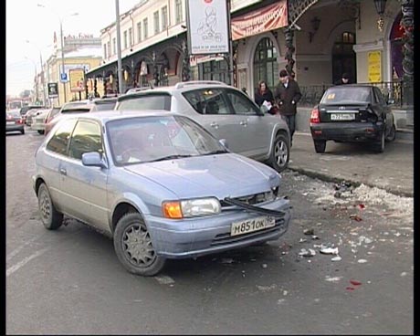 Чего только не бывает! В Екатеринбурге автоледи занесло на ровном месте. В результате дама «вытолкала» на крыльцо «Мытного двора» «Ладу Приору» 