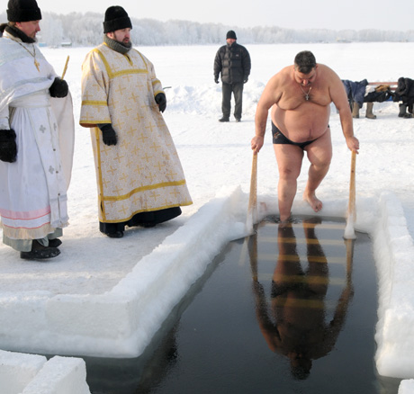 Прорубь род. Мусульманская прорубь. Мусульманское крещение. Лужков в проруби.