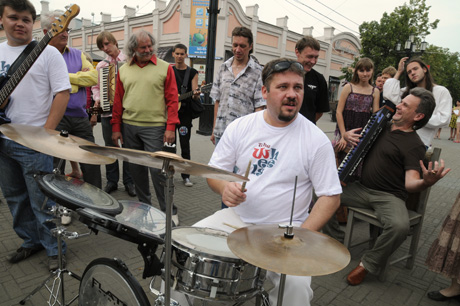 В Челябинске готовится первый в истории поп-музыки трибьют.В городе прошли съемки клипа популярной группы 