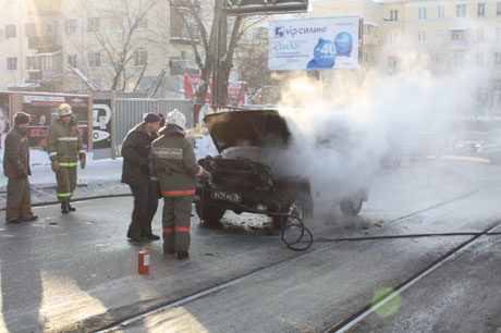 ЧП в центре Екатеринбурга: на перекрестке загорелся военный УАЗ. Образовались внушительные пробки 
