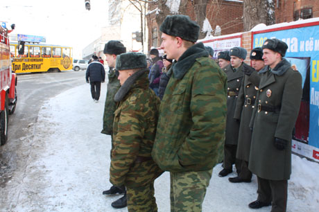 ЧП в центре Екатеринбурга: на перекрестке загорелся военный УАЗ. Образовались внушительные пробки 