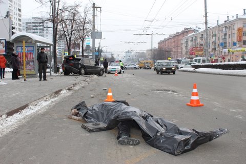Жуткая авария в центре Челябинска! Иномарка после столкновения врезалась в пешеходов и насмерть сбила женщину. ФОТО, ВИДЕО