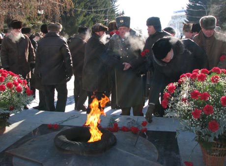 Богомолов, Исламов, Серков и Якушев собрали людей в центре Кургана. VIP пришли с цветами. А коммунистам удалось воспользоваться ситуацией 