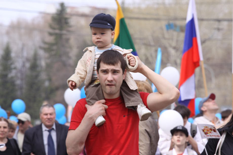 Самое позитивное шествие на 9 мая в Екатеринбурге: тысячи уральцев с детьми вышли на улицы