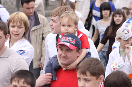 Самое позитивное шествие на 9 мая в Екатеринбурге: тысячи уральцев с детьми вышли на улицы