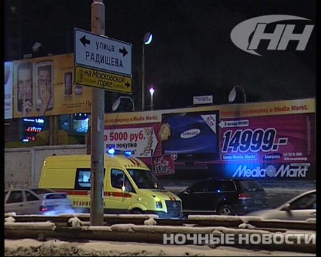 Тротуары тоже небезопасны. В Екатеринбурге внедорожник протаранил группу пешеходов. Пострадали два человека 