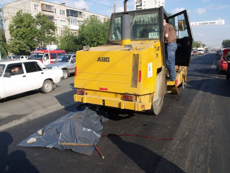 В Челябинске каток насмерть раздавил старушку. Водитель: «Ехал задним ходом, чувствую - на что-то наехал…»