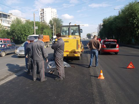 В Челябинске каток насмерть раздавил старушку. Водитель: «Ехал задним ходом, чувствую - на что-то наехал…»