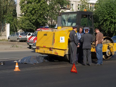 В Челябинске каток насмерть раздавил старушку. Водитель: «Ехал задним ходом, чувствую - на что-то наехал…»