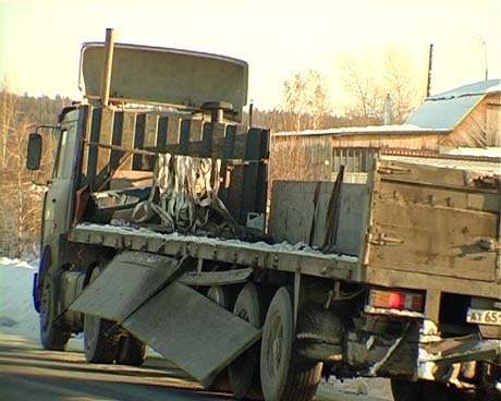 Выпал груз. Большой грузовик Полевской. Авария с фурой на Полевском. Газоблок выпал из кузова грузового автомобиля. Психов везут в кузове КАМАЗА.