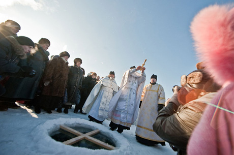 День мужества. Челябинские депутаты окунулись в прорубь