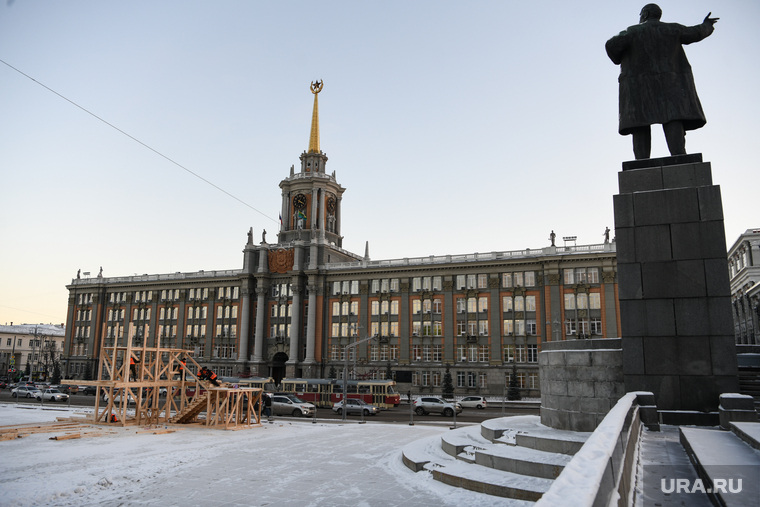 Начало строительства ледового городка на Площади 1905 года. Екатеринбург , площадь1905 года, строительство ледового городка, мэрия екатеринбурга, строительство горки