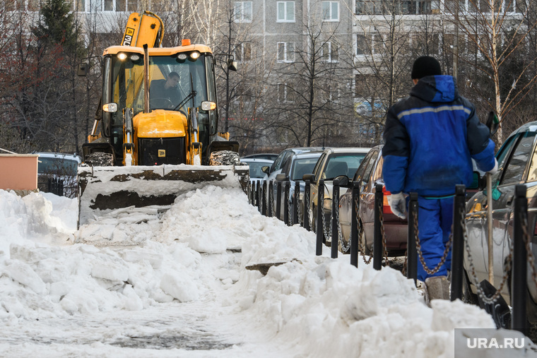Виды Екатеринбурга, двор, уборка снега, зима, снег во дворе