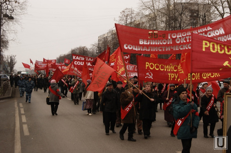 Шествие коммунистов в Тюмени , флаги кпрф, шествие коммунистов, колонна