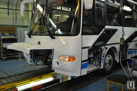  Игорь Холманских на Курганском автобусном заводе, сборка автобуса, сборочный цех