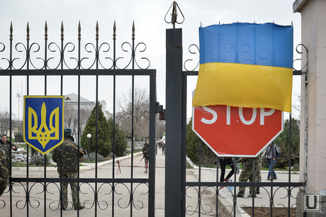 Неопознанные войска в Крыму. Украина. Севастополь, флаг, дорожный знак, стоп, войска, украина, крым, солдаты, военные