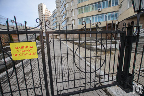 Поездка по придомовым территориям элитных домов. Екатеринбург, николая никонова 8