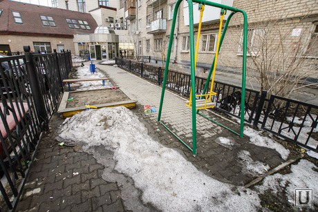 Поездка по придомовым территориям элитных домов. Екатеринбург, николая никонова 4