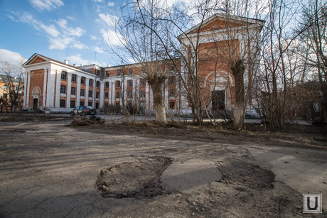 Поездка в Каменск-Уральский. Осмотр дорог города, чистоты улиц и т.д., разбитая дорога, яма на проезжей части, руины