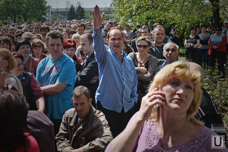 Референдум в Мариуполе. Горящее здание Горисполкома. Украина, толпа, референдум, мариуполь