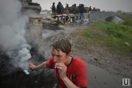 Гражданские блокируют военную технику между Краматорском и Славянском. Украина, дым, курение