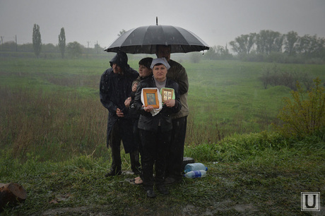 Гражданские блокируют военную технику между Краматорском и Славянском. Украина, иконы, дождь, зонт