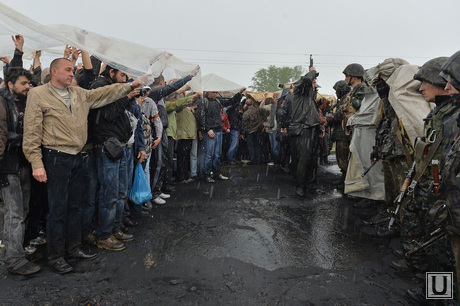 Гражданские блокируют военную технику между Краматорском и Славянском. Украина, блокирование военной техники, живой щит