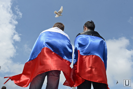 Митинг за мир в Донецке. Украина, флаг россии, триколор, голубь мира