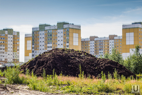Недостроенные садики. Нижневартовск., новостройки, куча земли